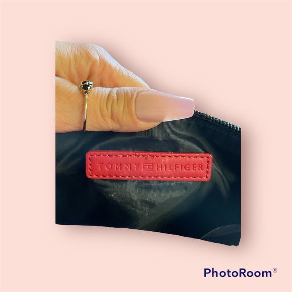 Tommy Hilfiger- Wristlet - Picture 2 of 2